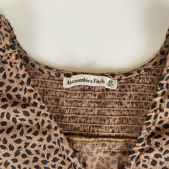 Abercrombie Short-Sleeve Smocked Waist Flutter Sleeve Crop Blouse Animal Print - Picture 4 of 5